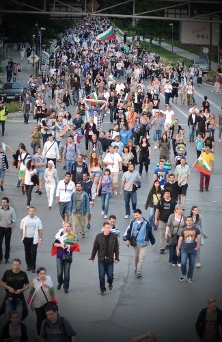 Bulgaristan'daki hükümet karşıtı protestoda 'duran adam' yumruğunu sıktı