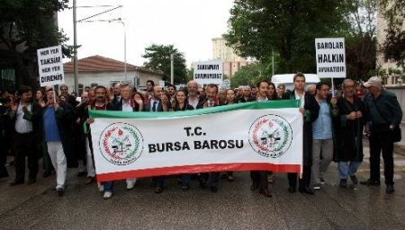 Bursa'da avukatlar cübbeleriyle yürüdü