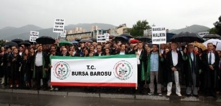 Bursa'da avukatlar cübbeleriyle yürüdü