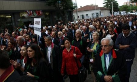 Bursa'da avukatlar cübbeleriyle yürüdü