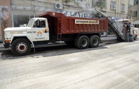 Büyükşehir ekipleri Ordu Caddesi’nde asfalt çalışması yapıyor