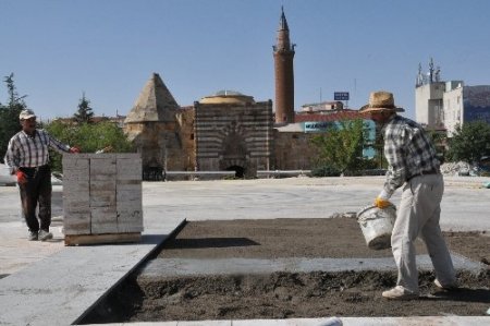 Cacabey Meydanı yapım çalışmaları devam ediyor