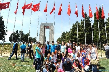 Çanakkale Şehitliği'nde dünyaya barış mesajı verdiler