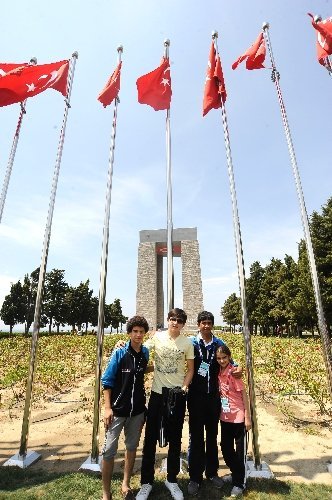 Çanakkale Şehitliği'nde dünyaya barış mesajı verdiler