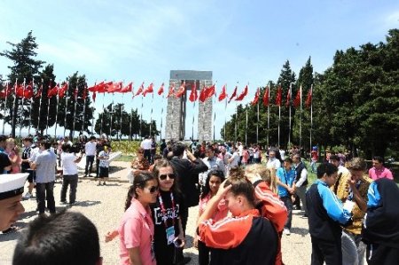 Çanakkale Şehitliği'nde dünyaya barış mesajı verdiler