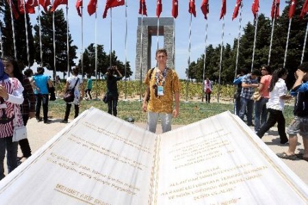 Çanakkale Şehitliği'nde dünyaya barış mesajı verdiler