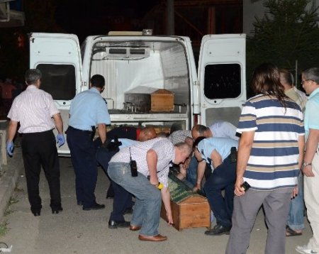 Cinnet getiren şahıs, eşini öldürdükten sonra kendini vurdu