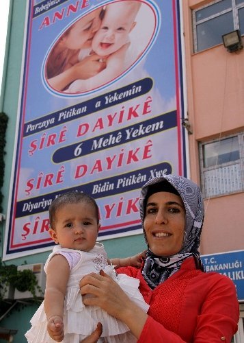 Çocuk hastanesi, anne sütünün önemini Türkçe ve Kürtçe afişlerle anlatıyor