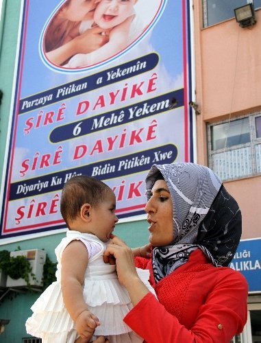 Çocuk hastanesi, anne sütünün önemini Türkçe ve Kürtçe afişlerle anlatıyor