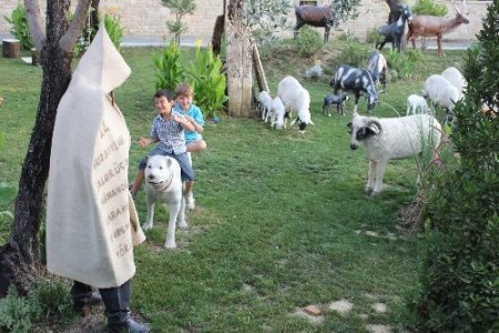 Çocuklar, doğayı korumayı kültürevi bahçesinde dokunarak öğreniyor