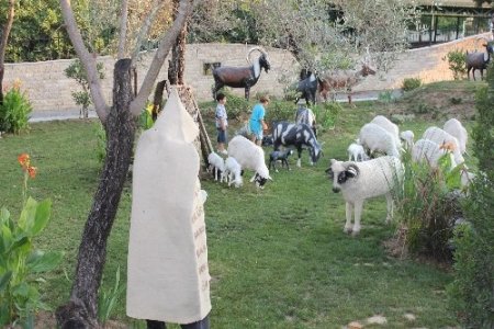 Çocuklar, doğayı korumayı kültürevi bahçesinde dokunarak öğreniyor