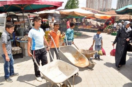 Çocuklar el arabasıyla haçlıklarını kazanıyor