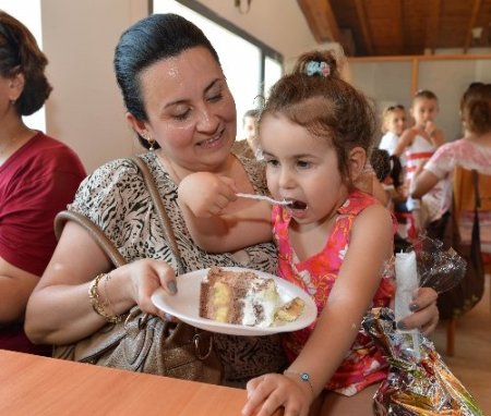 Çölyaklı çocuklar için pasta yaptılar