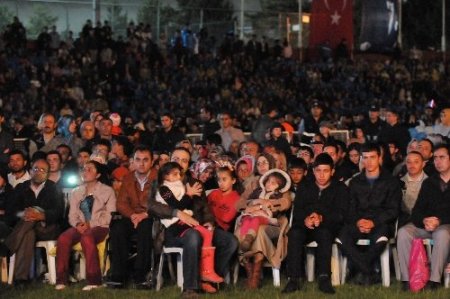 Çorum'da Türkçe Şölenini yağmura rağmen 30 bin kişi izledi