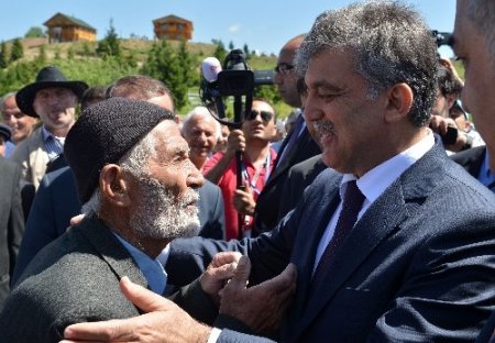 Cumhurbaşkanı Gül, Ardahan'daki ziyaretlerine yaya gitti