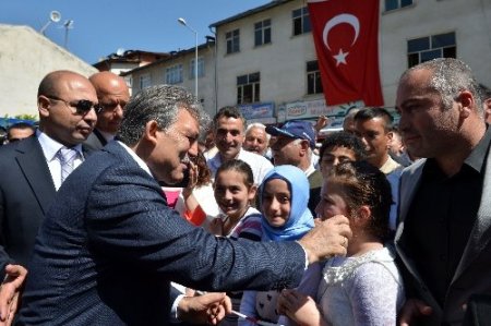 Cumhurbaşkanı Gül, Ardahan'daki ziyaretlerine yaya gitti