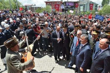 Cumhurbaşkanı Gül, Ardahan'daki ziyaretlerine yaya gitti