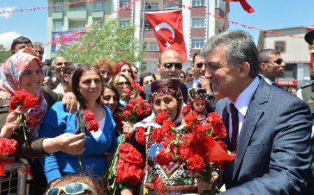 Cumhurbaşkanı Gül, Ardahan'daki ziyaretlerine yaya gitti