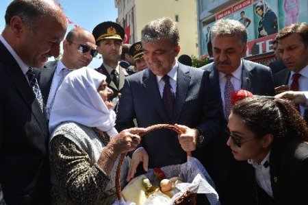 Cumhurbaşkanı Gül, Ardahan'daki ziyaretlerine yaya gitti