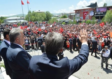 Cumhurbaşkanı Gül, Ardahan'daki ziyaretlerine yaya gitti