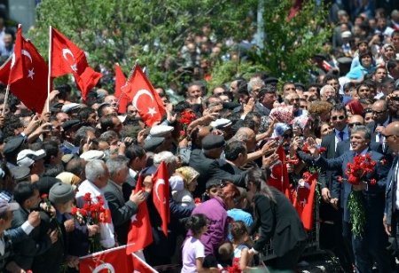 Cumhurbaşkanı Gül, Ardahan'daki ziyaretlerine yaya gitti