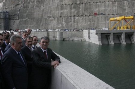 Cumhurbaşkanı Gül, Deriner Barajı’nda incelemelerde bulundu