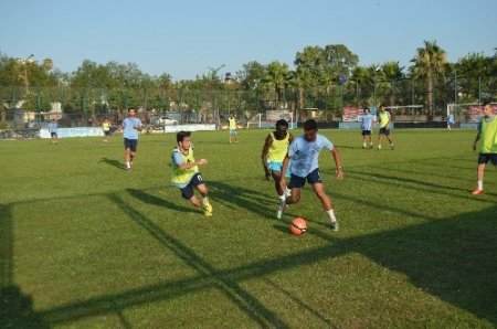 Demirspor Teknik Direktörü İldiz, genç oyunları izledi