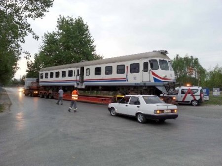 Demiryolu kapalı olunca vagonlar karayoluyla taşınıyor