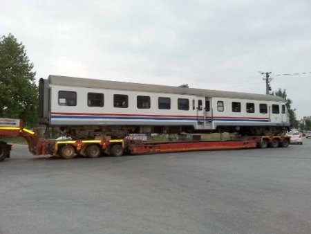 Demiryolu kapalı olunca vagonlar karayoluyla taşınıyor