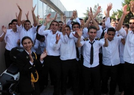 Denizcilik Meslek Lisesi öğrencileri, diplomalarını denizden aldı