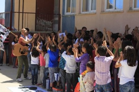 Dersim Çarşı Grubu'ndan öğrencilere karne hediyesi