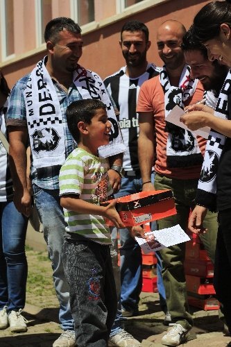 Dersim Çarşı Grubu'ndan öğrencilere karne hediyesi