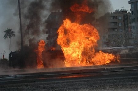 Devrilen tanker alev topuna döndü: 3 yaralı