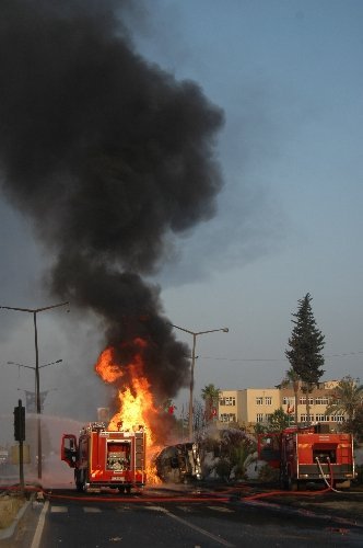 Devrilen tanker alev topuna döndü: 3 yaralı