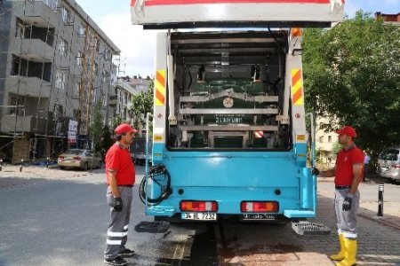 Dezenfekte aracı ile çöp konteynerları yerinde temizleniyor