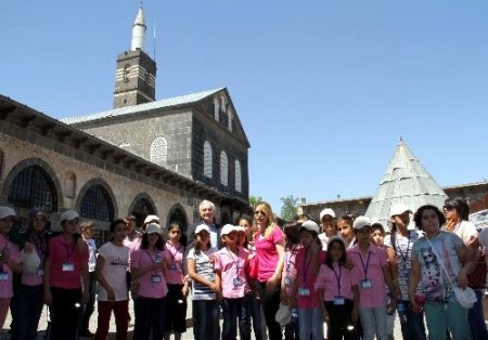 Diyarbakırlı çocuk, Amerikan Büyükelçisi'ne sakız hediye etti