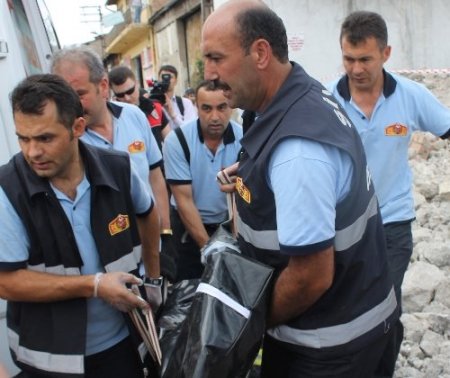 Dükkân çöktü, hurdacı hayatını kaybetti