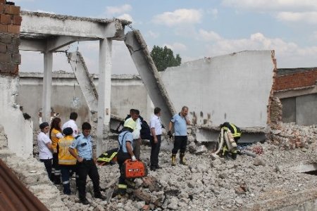 Dükkân çöktü, hurdacı hayatını kaybetti