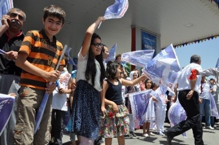 Dünya Çocukları'na coşkulu karşılama