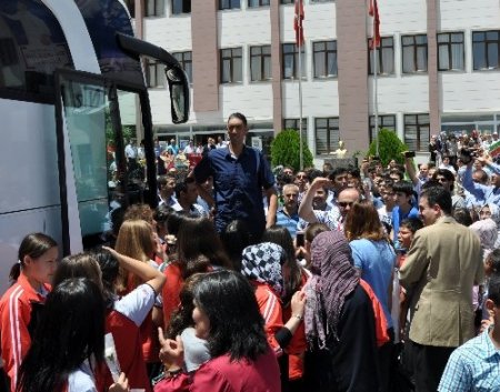 Dünya çocuklarını dünyanın en uzun adamı karşıladı