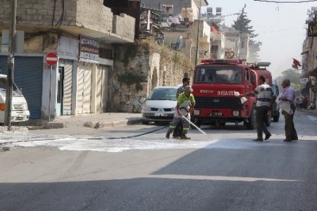 Dünyanın ilk ışıklı caddesi köpüklü sularla yıkandı