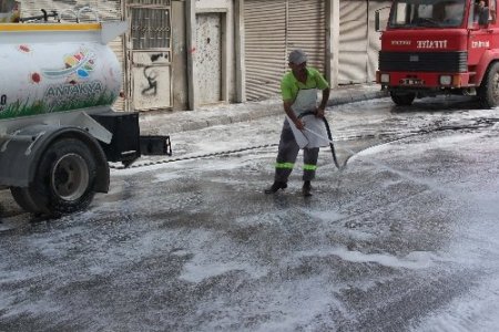 Dünyanın ilk ışıklı caddesi köpüklü sularla yıkandı