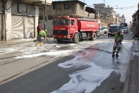 Dünyanın ilk ışıklı caddesi köpüklü sularla yıkandı