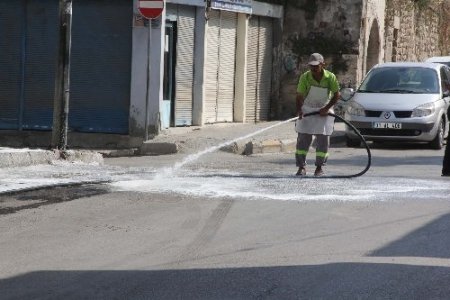 Dünyanın ilk ışıklı caddesi köpüklü sularla yıkandı