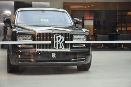 Dünyanın ilk Rolls-Royce butik sergisi açıldı