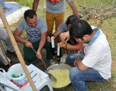 Edremit MYO öğrencilerinden geleneksel zeytinyağı sabunu yapımı