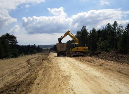 Eflani-Pınarbaşı arasında yol çalışması devam ediyor