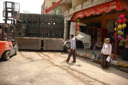 El freni çekilmeden park edilen kamyon işyerine girdi