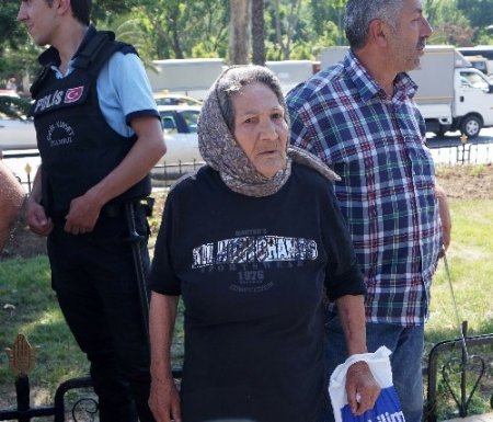 Emniyet önünde gözaltı protestosu