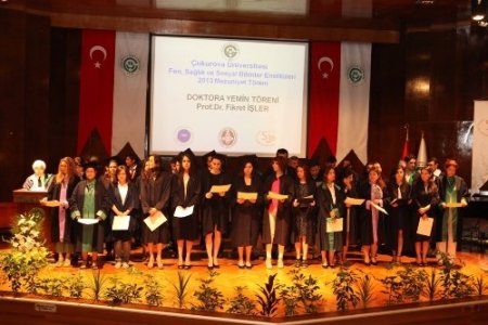 Enstitü mezunları diplomalarını aldı